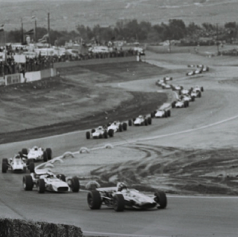 Le long ruban des concurrents, Dan et Jim en tête !
 © H. Ford